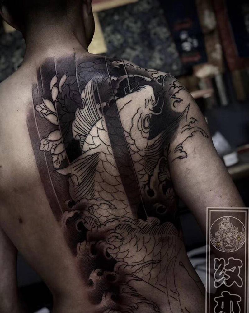 鲤鱼。下次继续纹身图片_肩部背部新传统老传统纹身图案