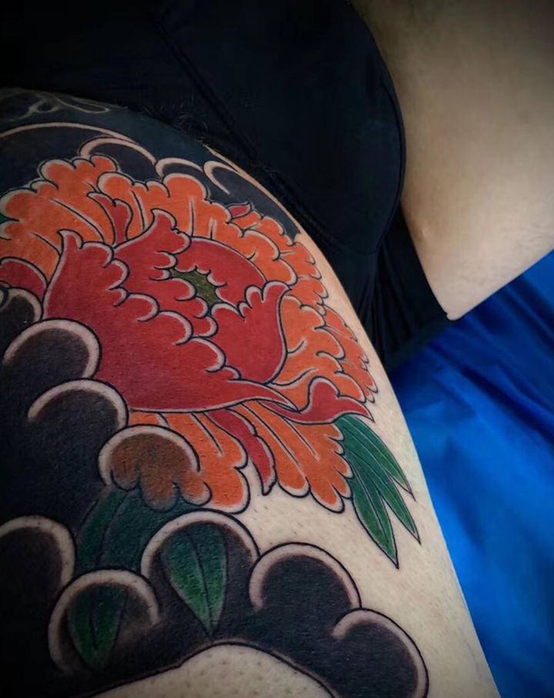 牡丹花纹身图片_腿部老传统纹身图案