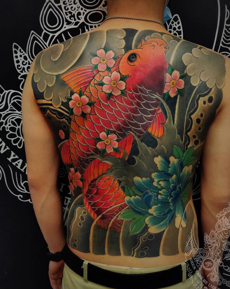 满背鲤鱼纹身图片_背部老传统新传统纹身图案