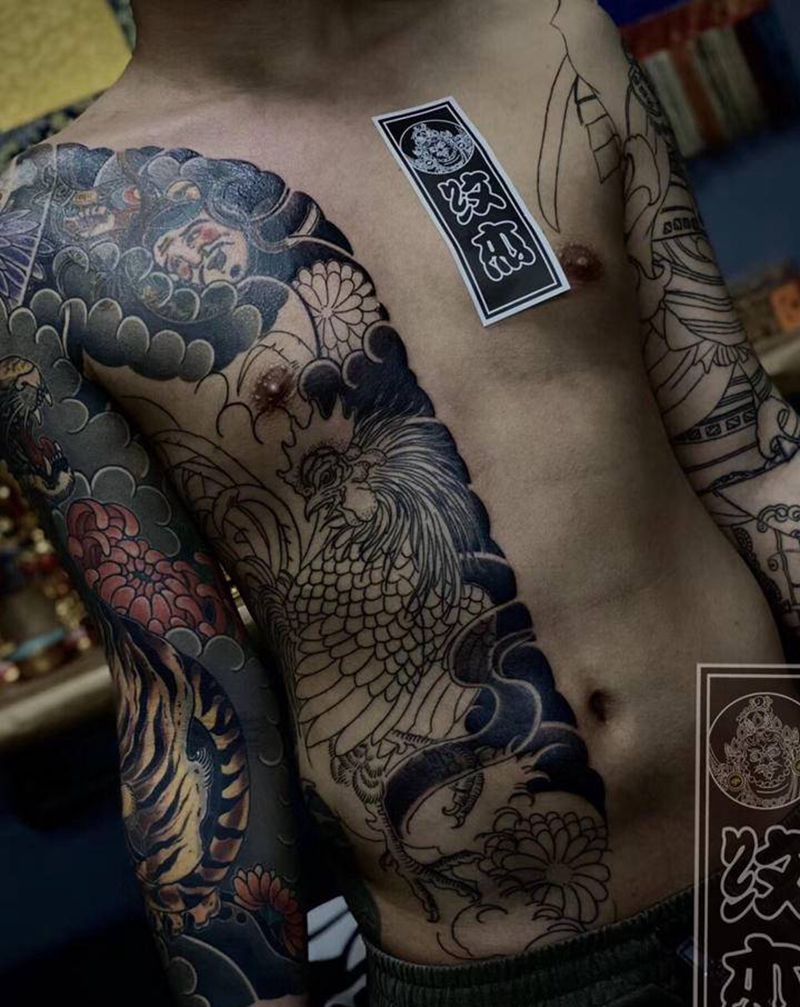 首席老师工作进度纹身图片_胸部老传统纹身图案