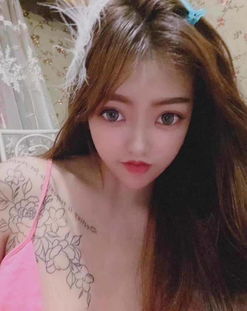 未完成的买家秀纹身图片_胸部水彩点刺纹身图案