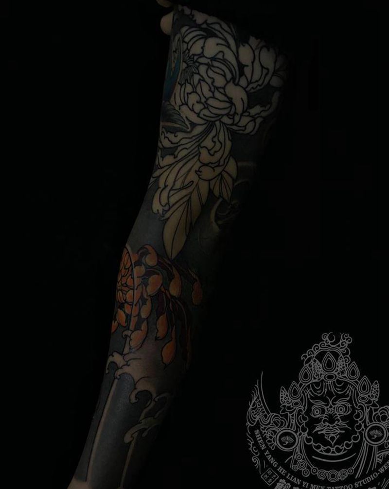 花臂菊花纹身图片_手臂新传统老传统纹身图案