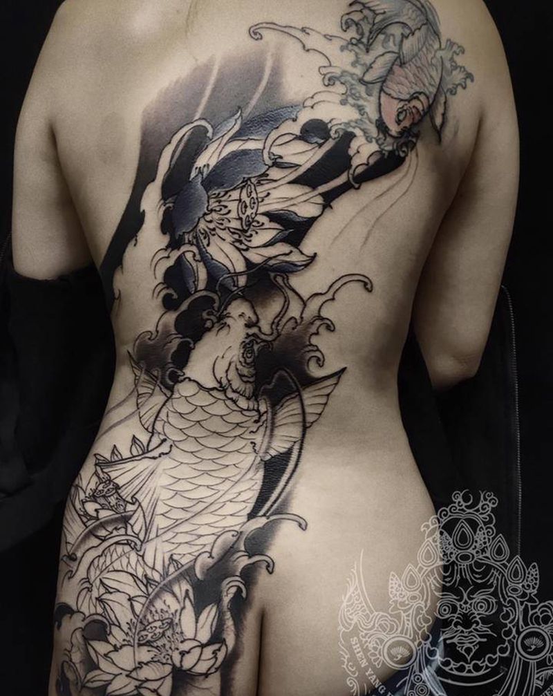美女的鲤鱼纹身图片_背部新传统纹身图案