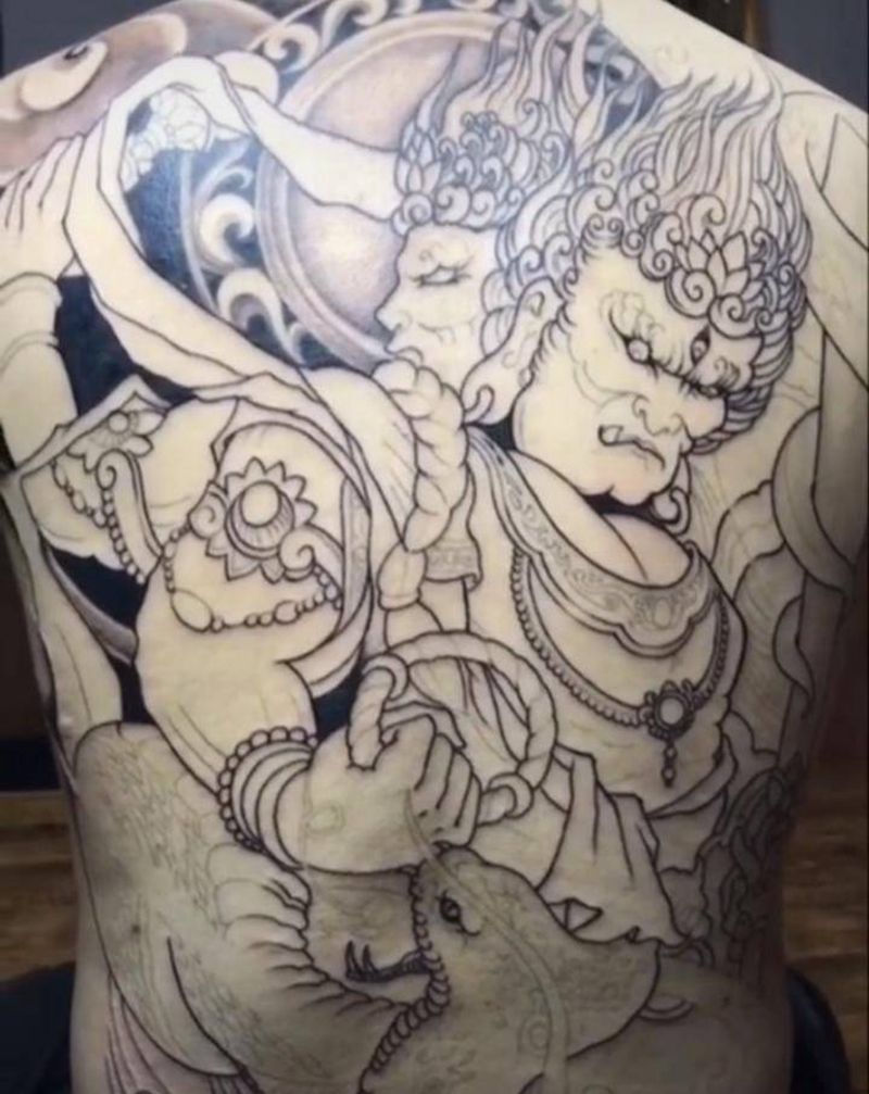 满背纹身纹身图片_背部纹身图案