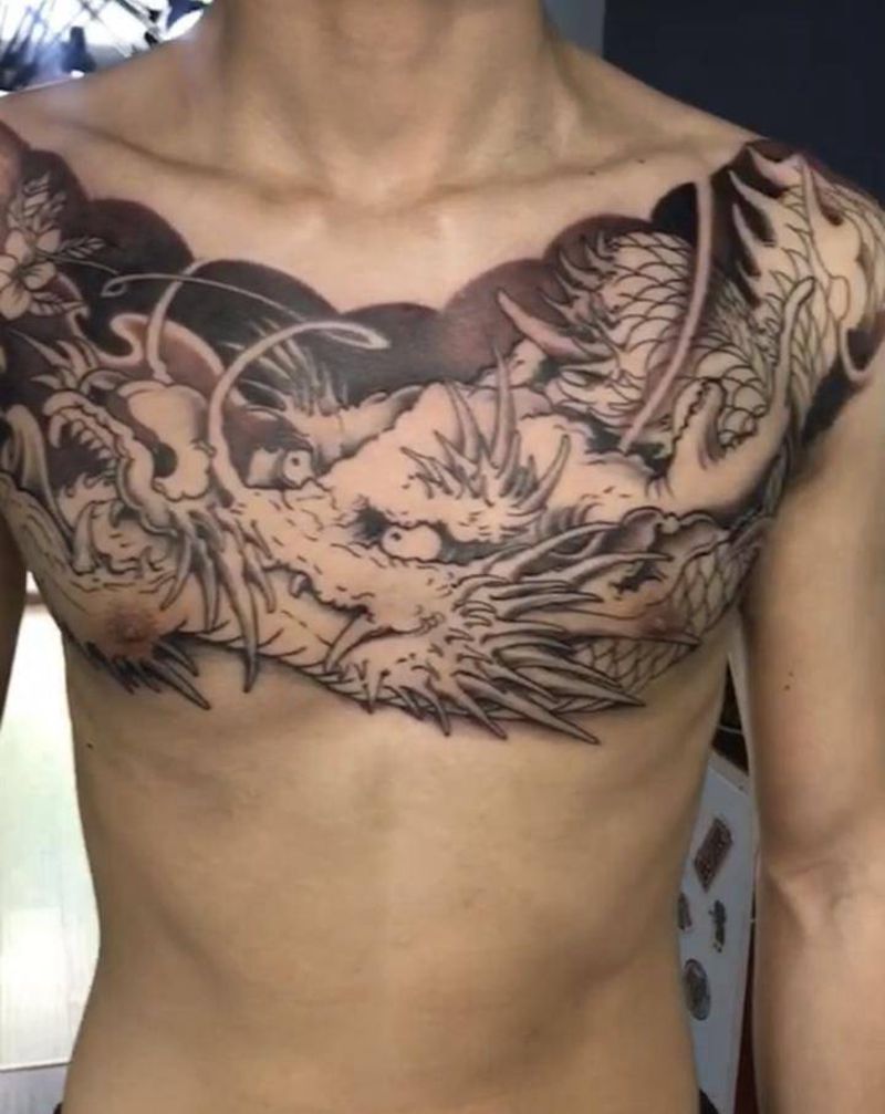 花胸龙纹身图片_胸部纹身图案