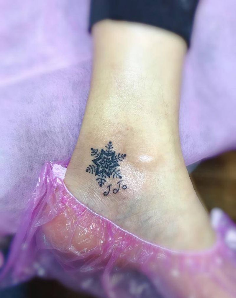 雪花纹身图片_脚部纹身图案