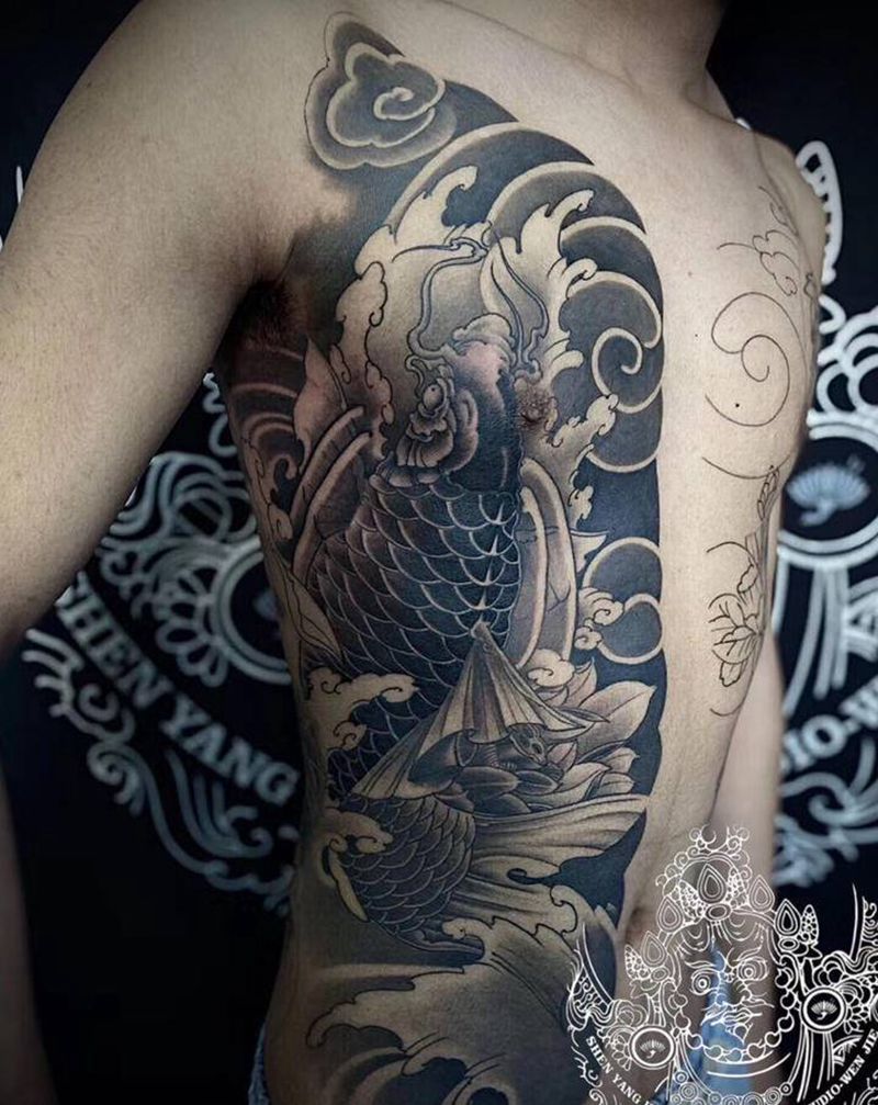 店内工作纹身图片_胸部新传统纹身图案