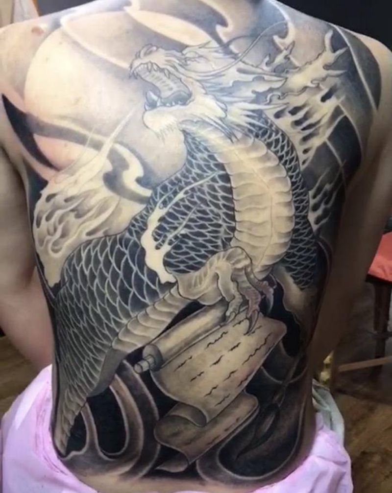 麒麟纹身图片_背部纹身图案