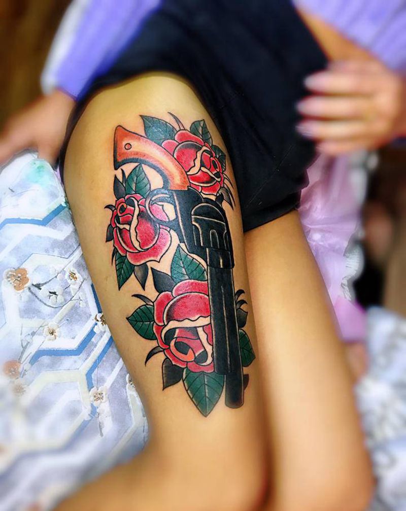 手枪与玫瑰纹身图片_腿部纹身图案