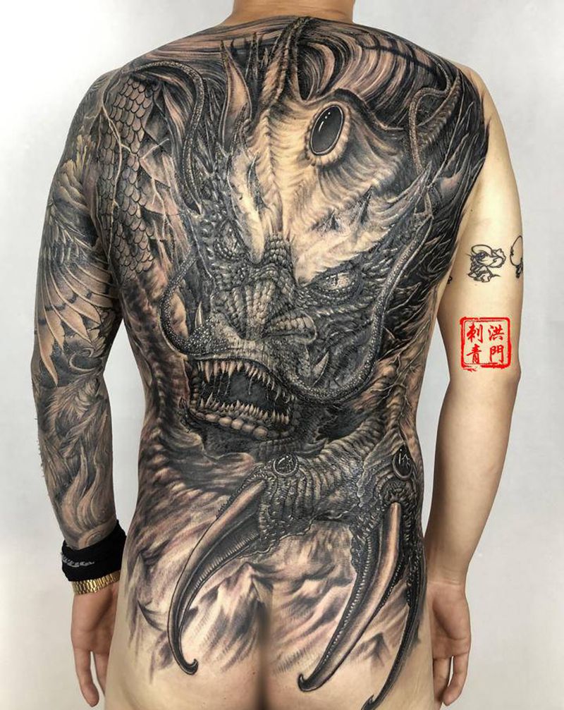 满背龙纹身图片_背部臀部新传统同城满背黑灰龙龙纹身图案