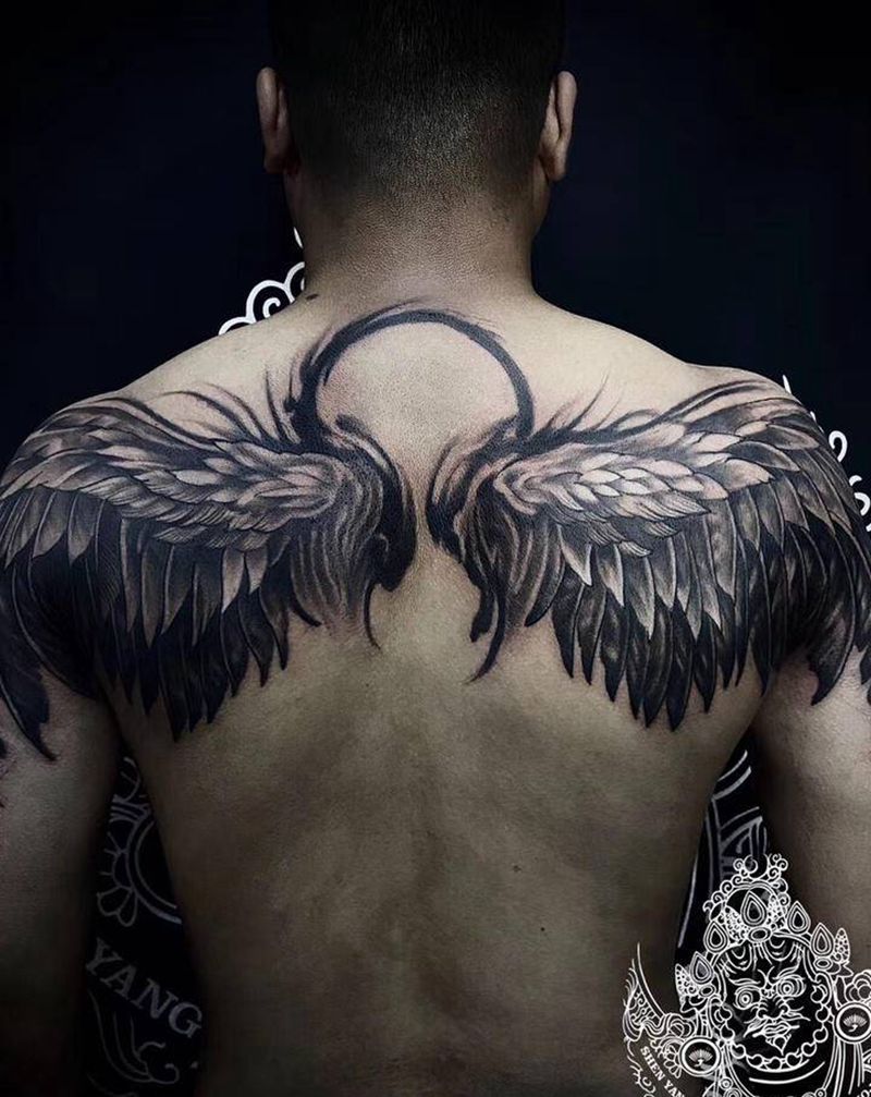 翅膀纹身图片_肩部图腾点刺纹身图案