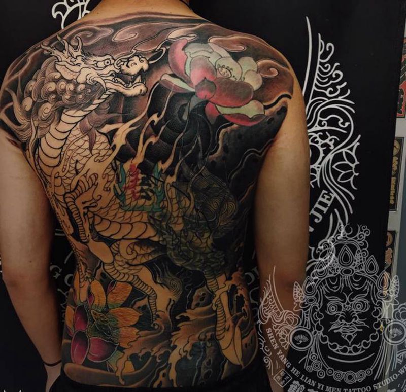 店内师傅遮盖未完纹身图片_背部老传统新传统纹身图案