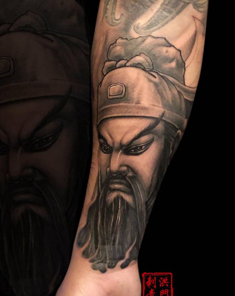 关羽纹身图片_手臂腿部新传统欧美写实同城黑灰关羽三国纹身图案