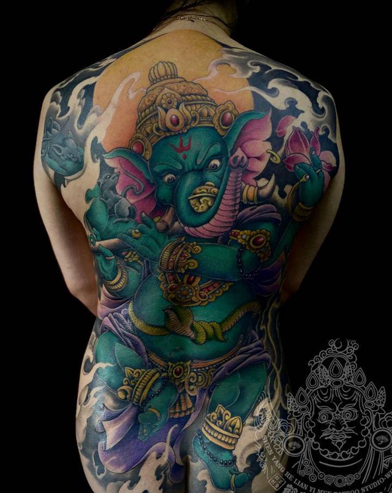 店内满背象神纹身图片_背部新传统纹身图案