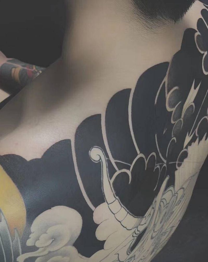 首席纹杰板雾纹身图片_背部老传统纹身图案