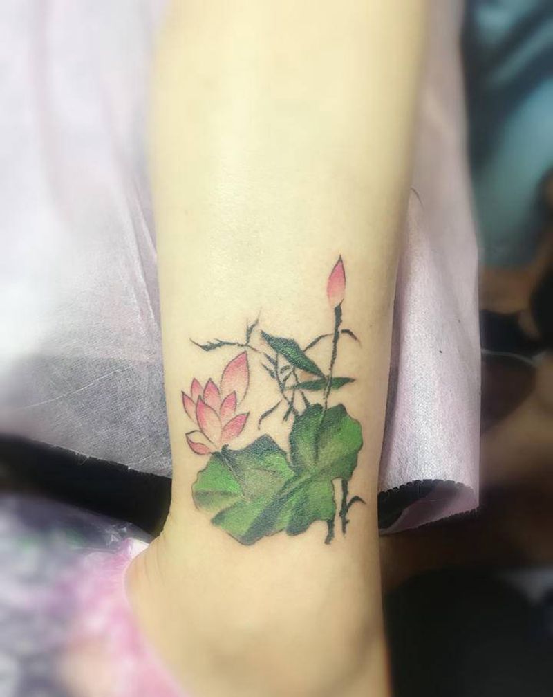 莲花纹身图片_脚部纹身图案