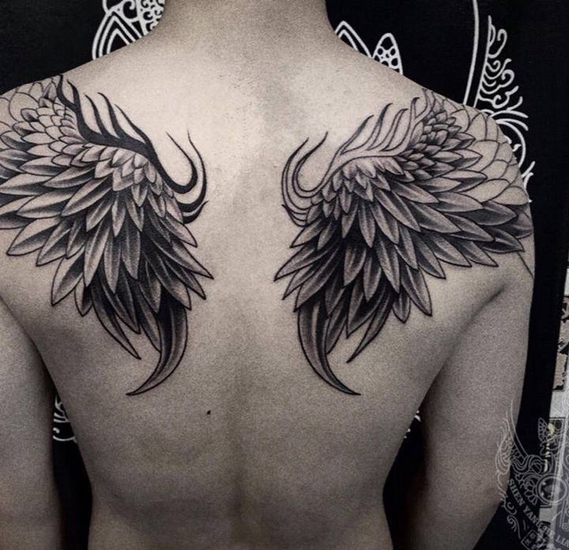 翅膀未完纹身图片_肩部图腾点刺纹身图案