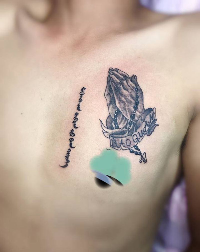 祈祷之手纹身图片_胸部纹身图案