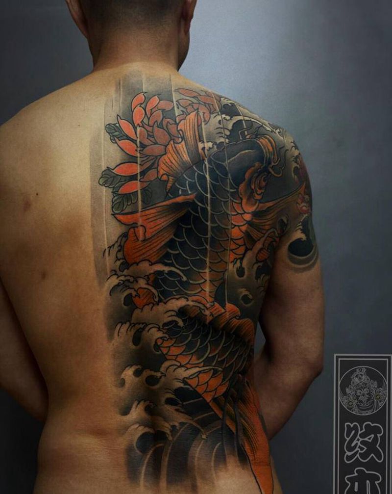 招财锦鲤纹身图片_背部新传统纹身图案