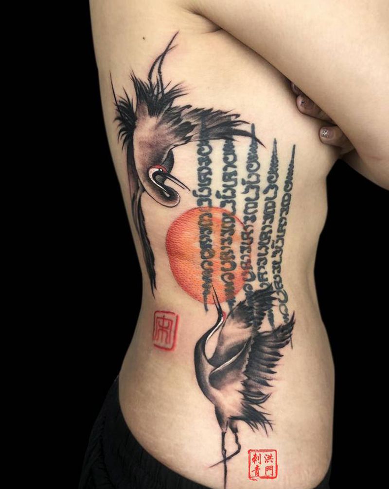 鹤纹身图片_腰部背部新传统水彩同城仙鹤荧光纹身图案