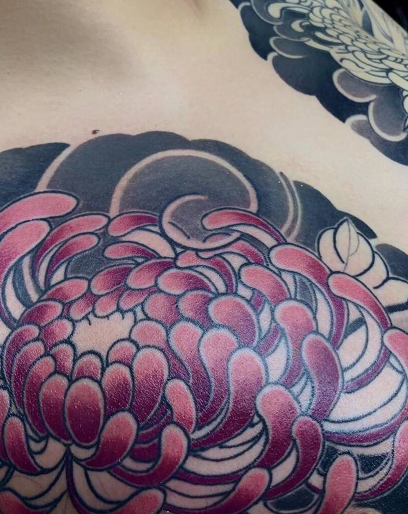 菊纹身图片_胸部老传统新传统纹身图案