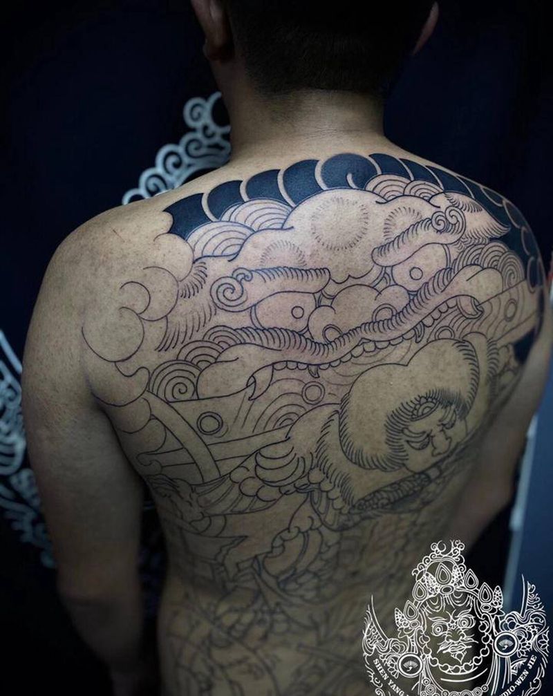 店内满背未完纹身图片_背部老传统纹身图案