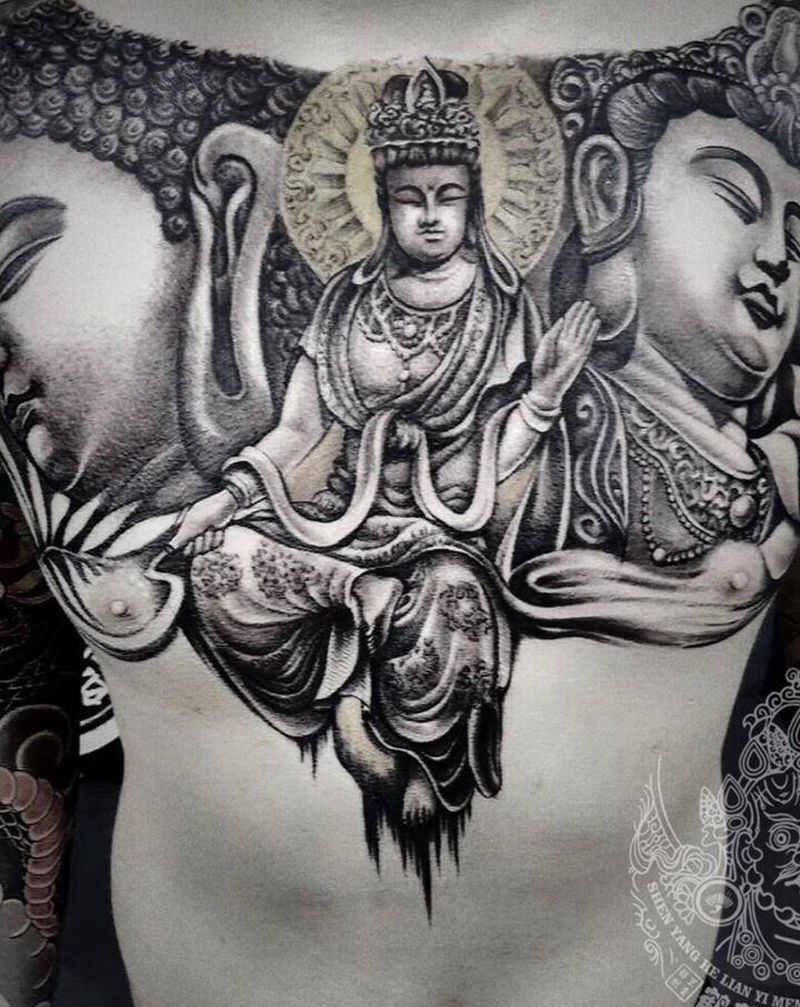 花胸纹身图片_胸部新传统纹身图案