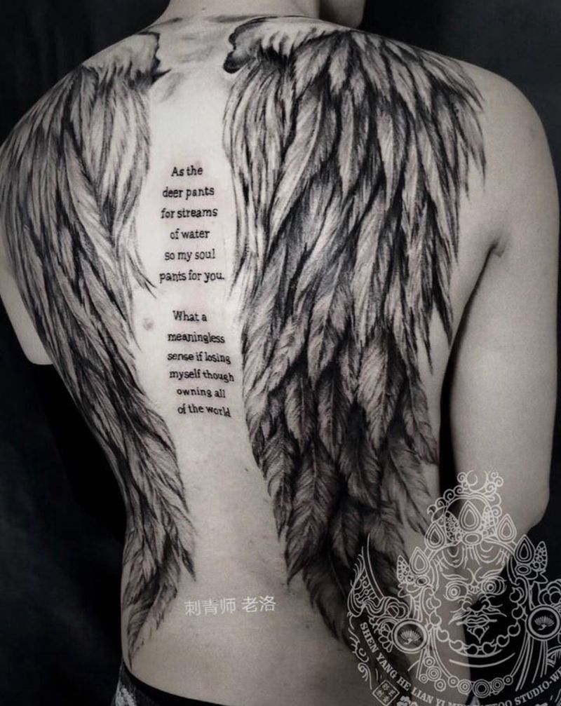 翅膀纹身图片_背部欧美写实纹身图案