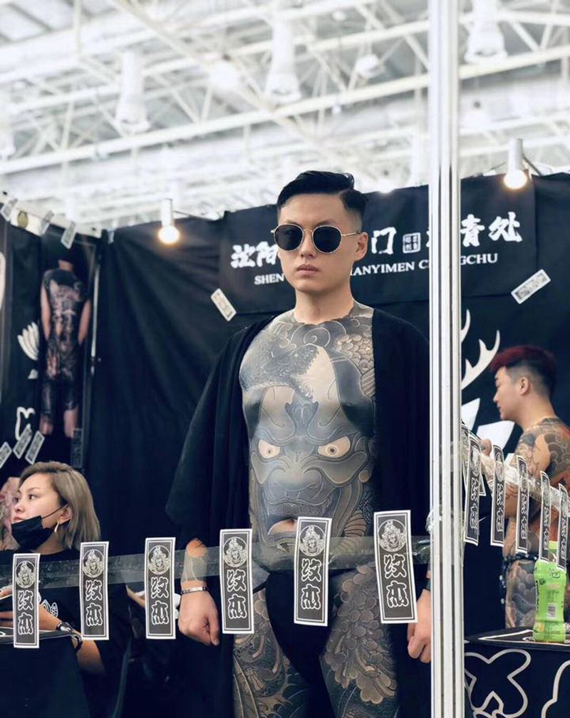 展会纹身图片_胸部老传统纹身图案