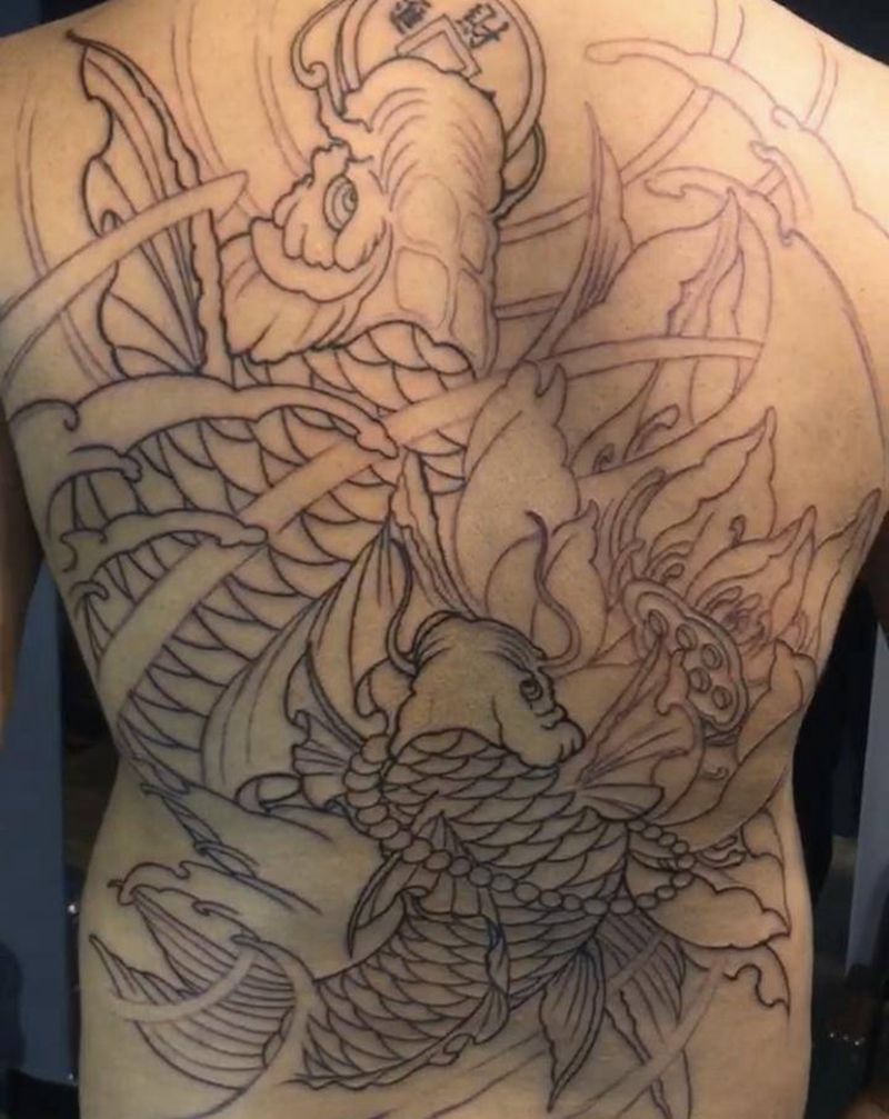 满背鲤鱼线条纹身图片_背部纹身图案