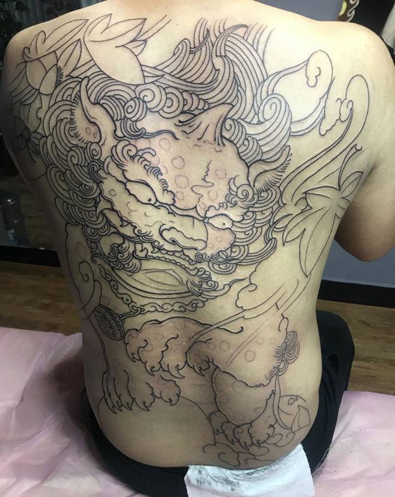 满背唐狮线条纹身图片_背部纹身图案