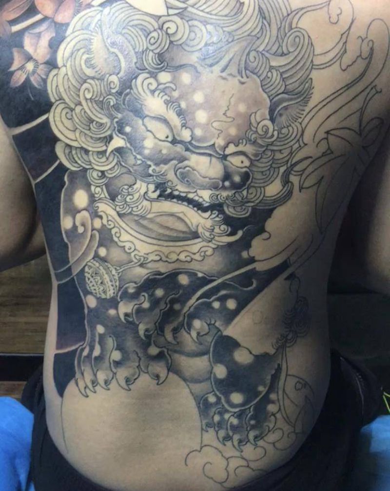 唐狮纹身图片_背部纹身图案