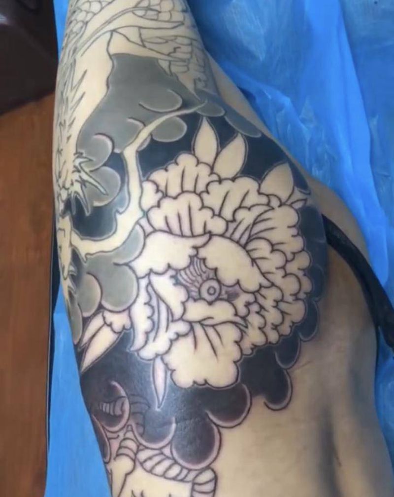 雾纹身图片_腿部老传统纹身图案