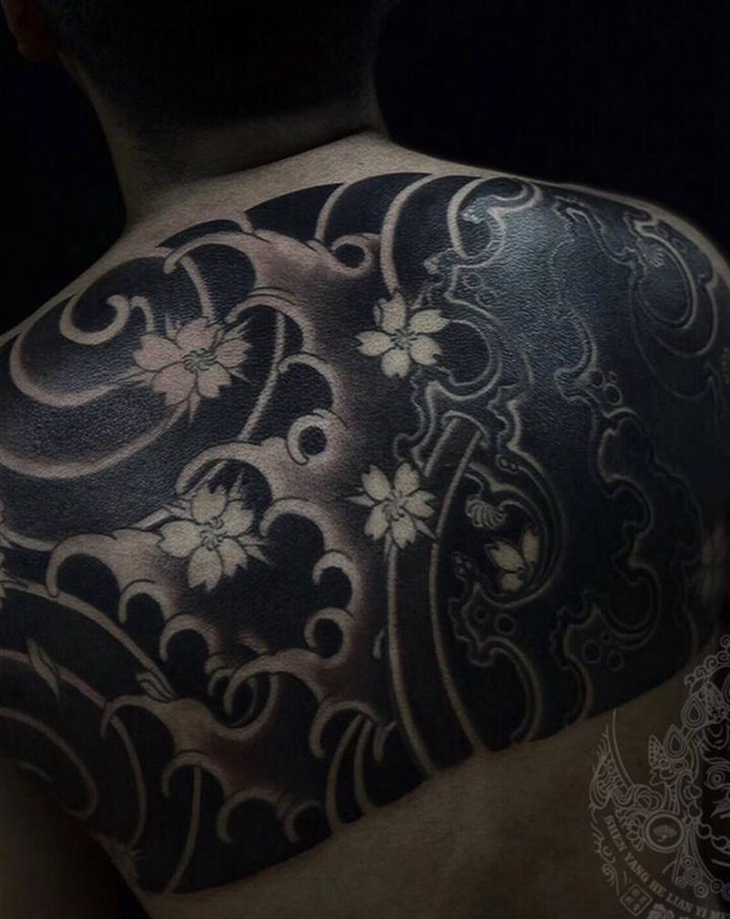 半背遮盖纹身图片_背部老传统纹身图案