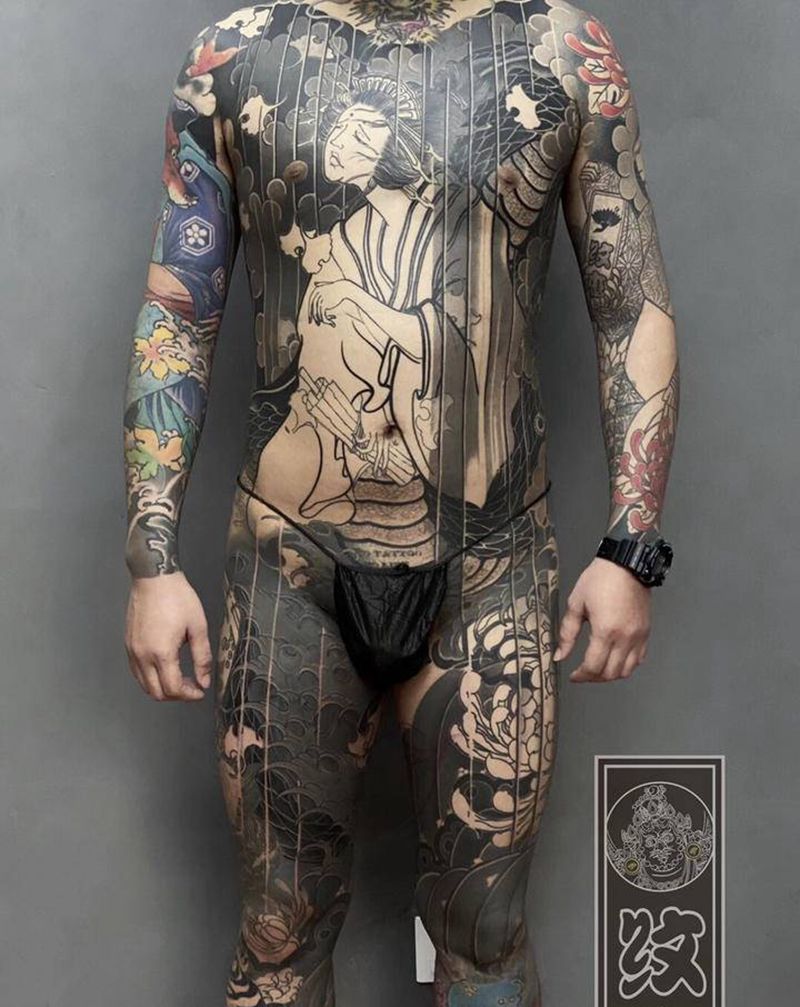 招模特纹身图片_胸部新传统老传统纹身图案