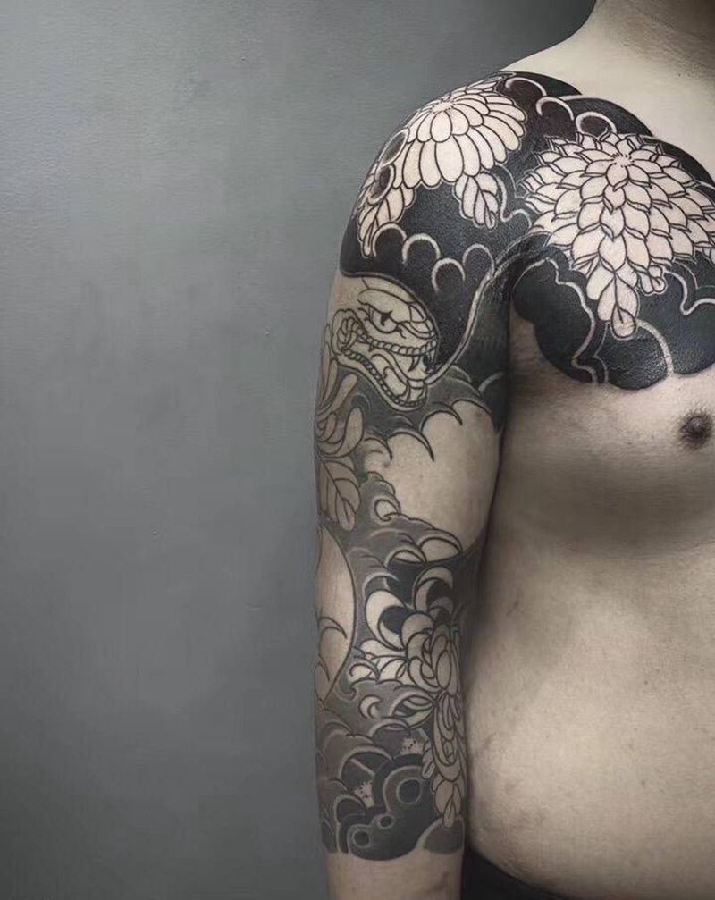 花与蛇 黑灰完成纹身图片_手臂新传统老传统纹身图案