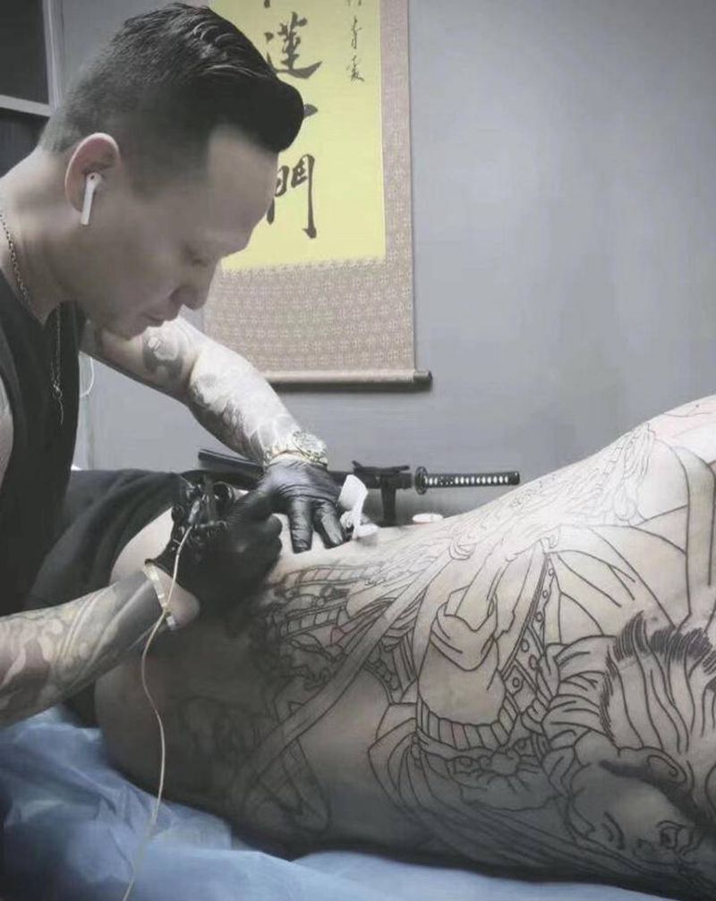 基础线纹身图片_背部老传统纹身图案