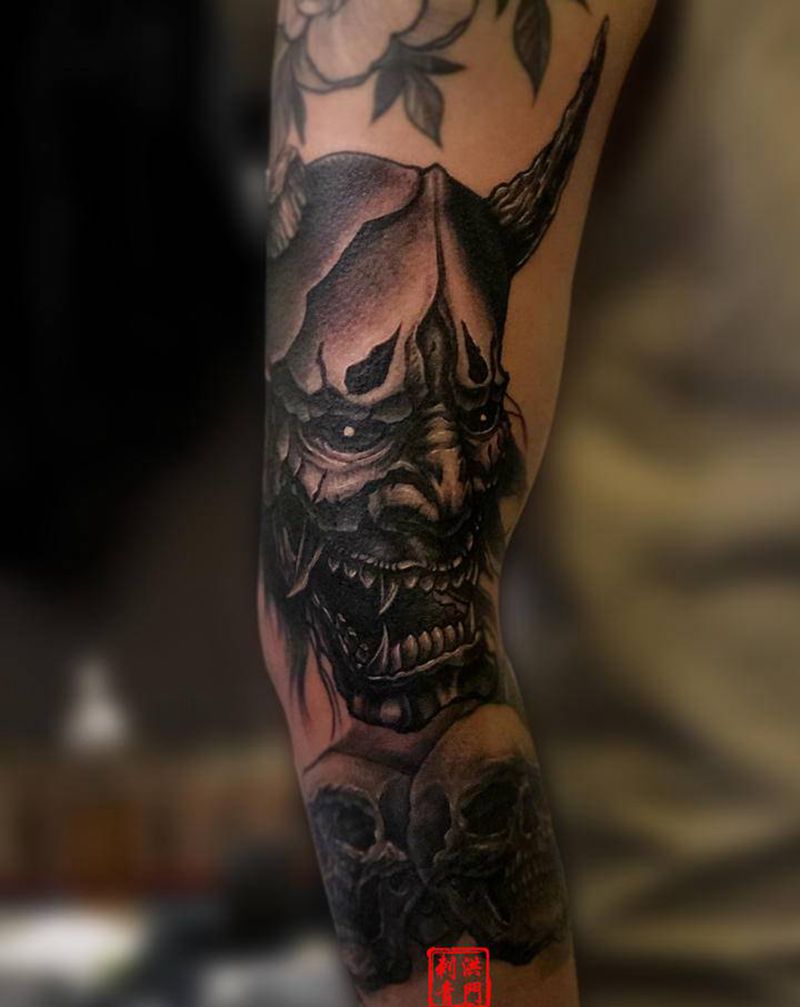 般若纹身图片_手臂肩部新传统欧美写实同城黑灰般若拼接花臂纹身图案