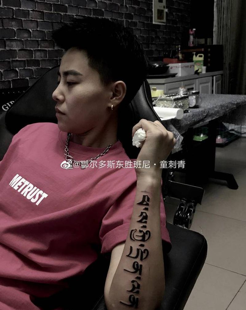 近期纹身图片_肩部腿部纹身图案