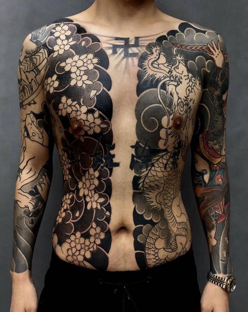 开衫未完纹身图片_胸部新传统老传统纹身图案