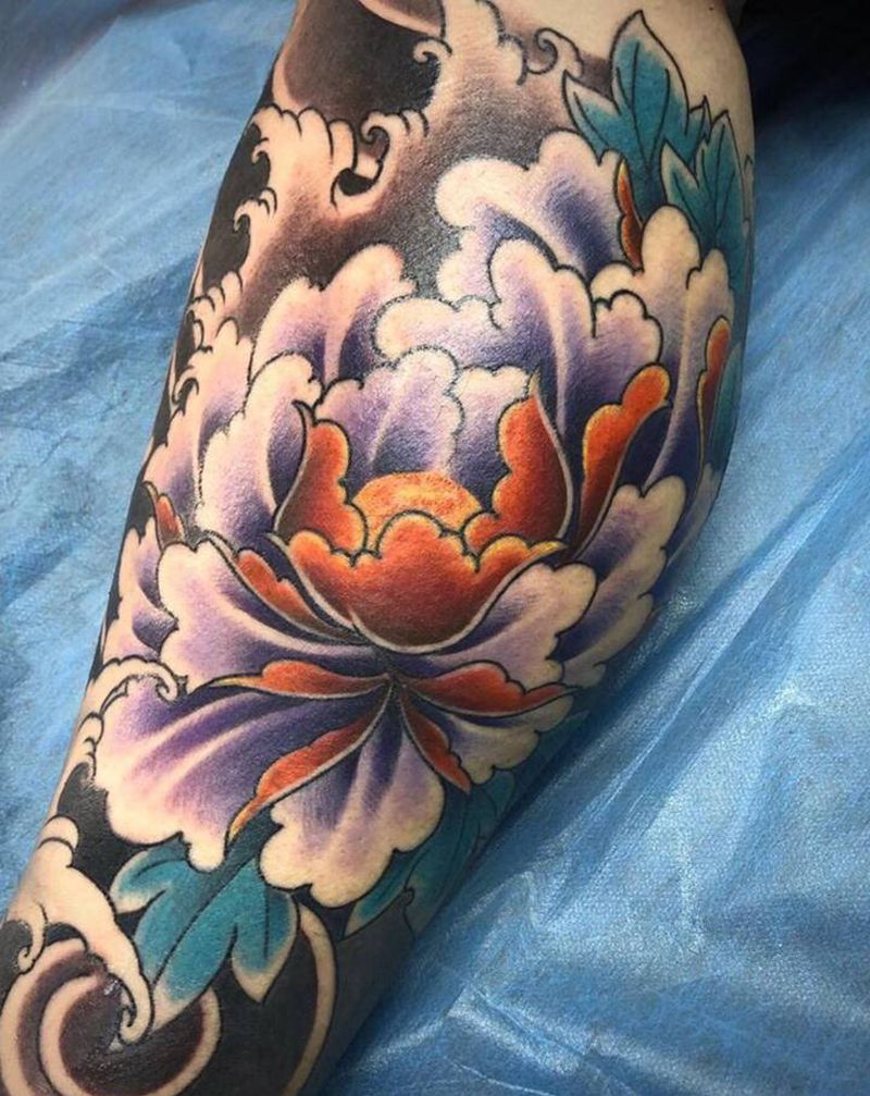 牡丹纹身图片_腿部新传统纹身图案