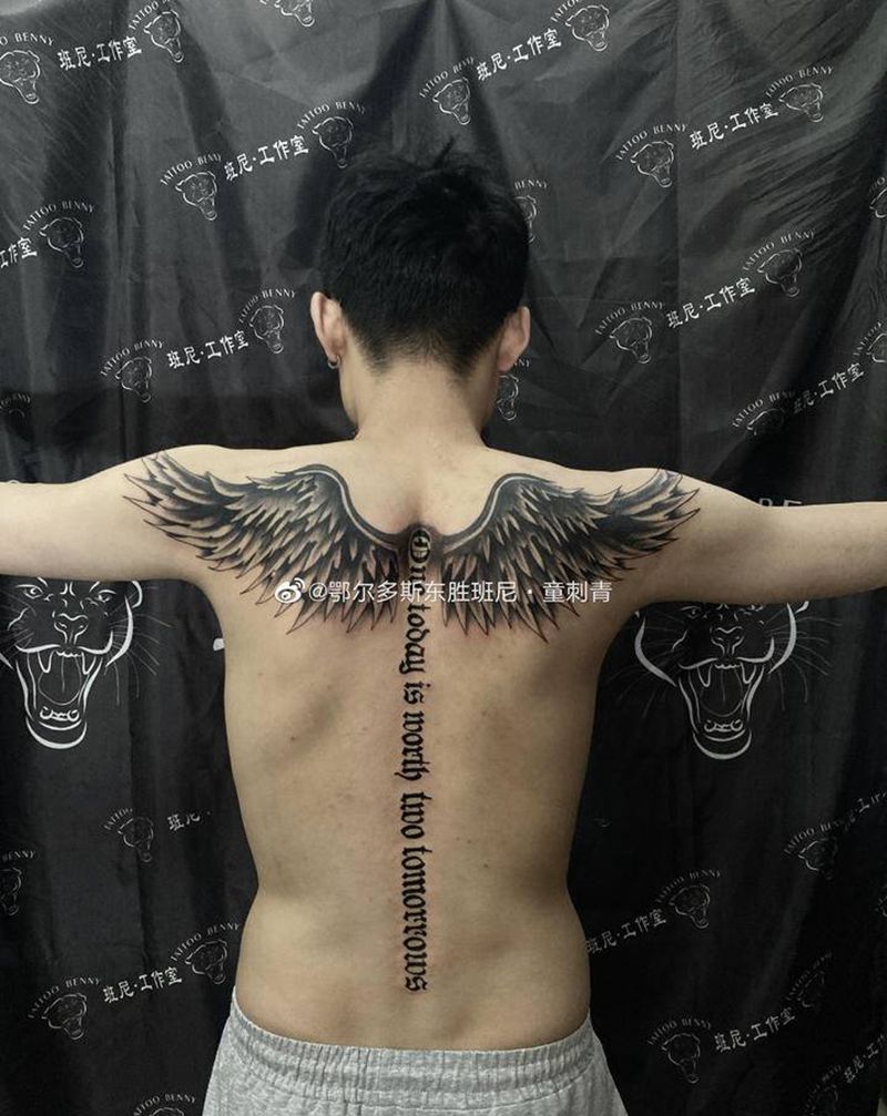 翅膀纹身图片_背部纹身图案