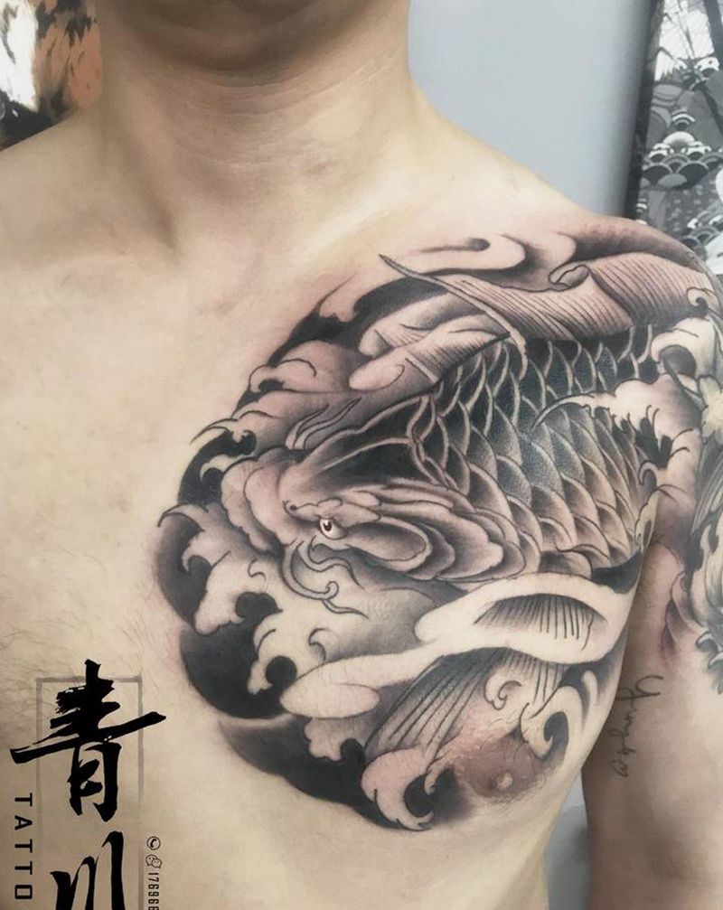 半甲鲤鱼纹身图片_胸部纹身图案