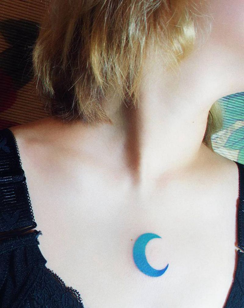 蓝月亮纹身图片_胸部肩部水彩水墨月亮胸前锁骨纹身图案