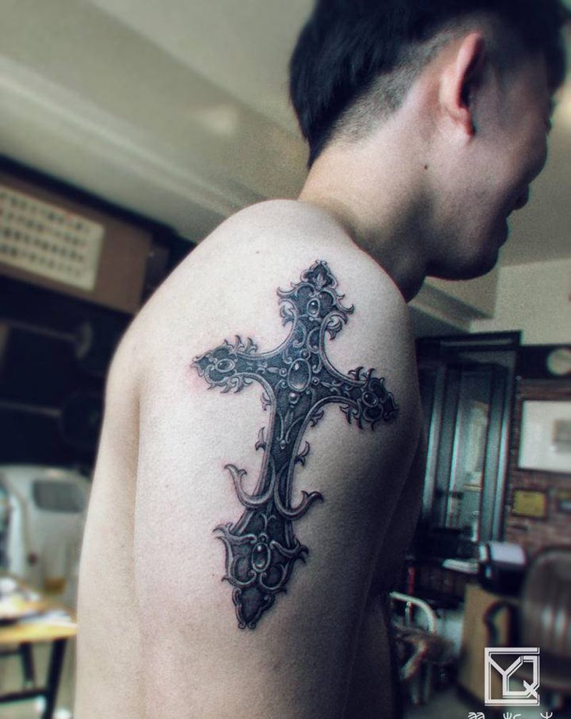 十字架纹身图片_肩部手臂新传统欧美写实十字架花臂大臂纹身图案