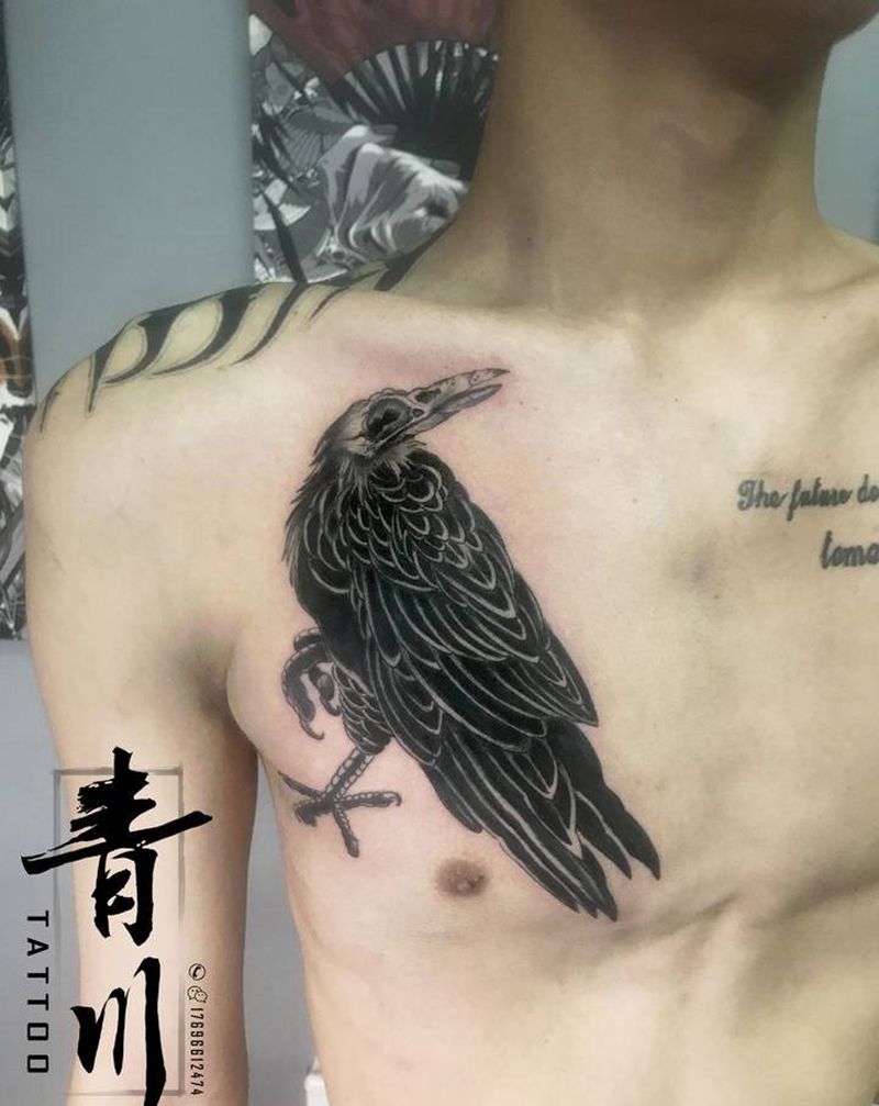 乌鸦纹身图片_胸部欧美写实水墨纹身图案