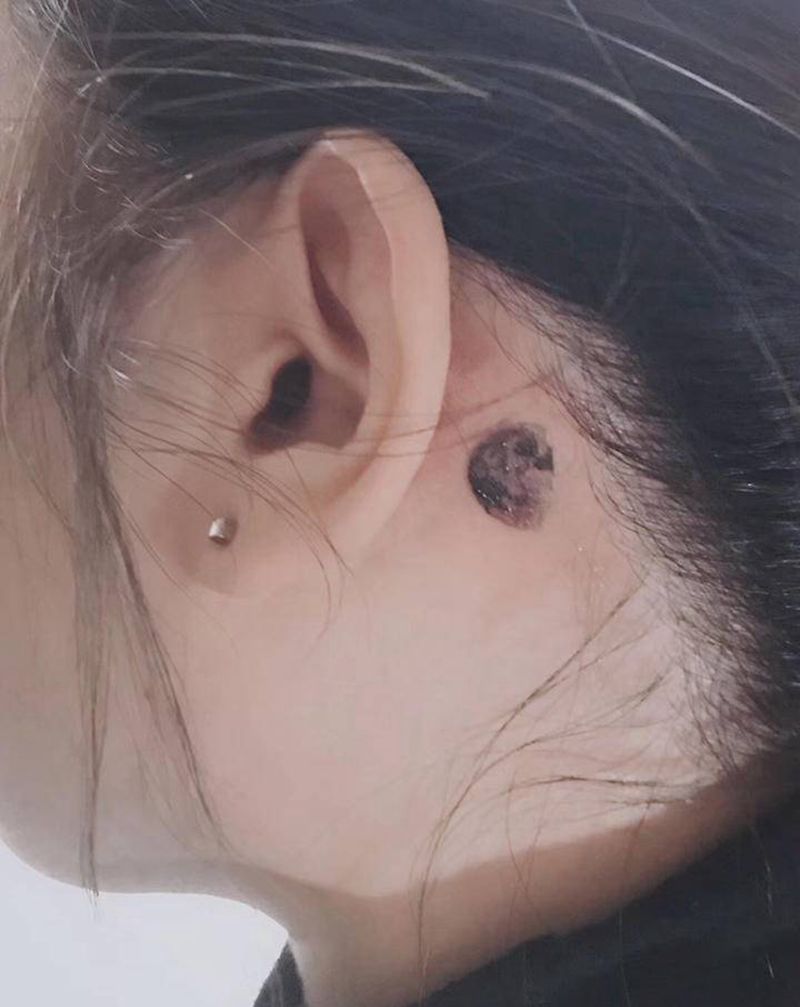 22日夜晚的月亮纹身图片_耳后纹身图案