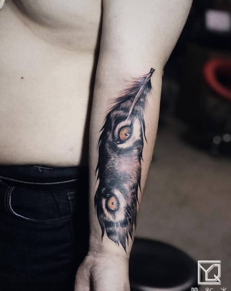 老虎纹身图片_手部手臂欧美写实老虎羽毛沈阳店羽毛遮盖纹身图案