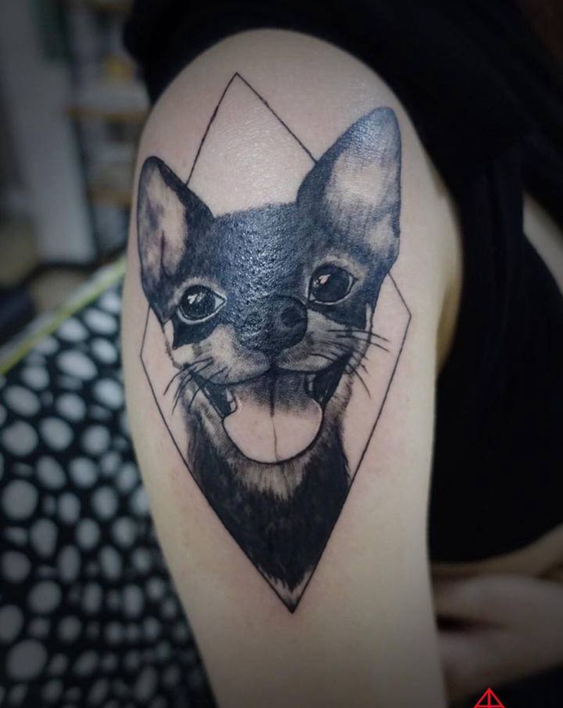 狗狗纹身图片_肩部卡通写实纹身图案