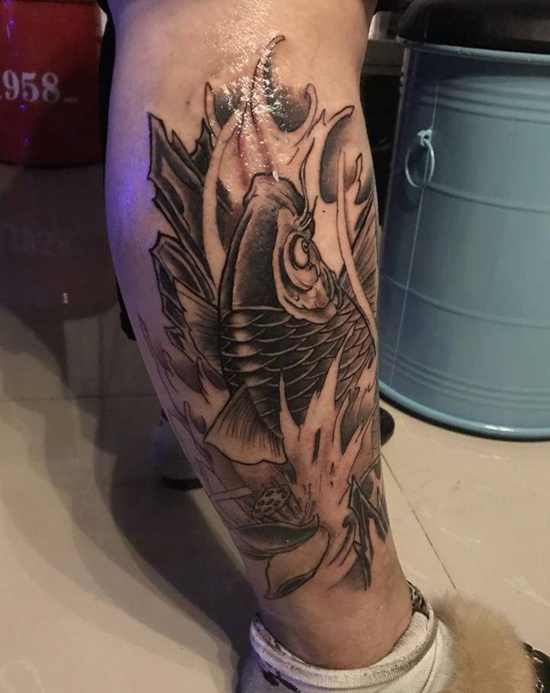 鲤鱼纹身图片_腿部新传统纹身图案